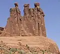 Die Three Gossips scheinen in drei Richtungen zu schauen
