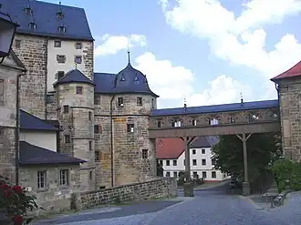 Brückenübergang zwischen Schloss und Kirche. Die Edlen kamen trockenen Fußes zur Messe.