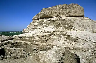 Überreste einer Siedlung auf der Südostseite des Felsens