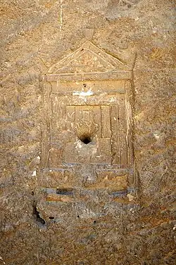Grabstele auf der Südseite des Tales von Tihna