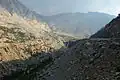 Der Tioga Pass, Straße am rechten Berghang