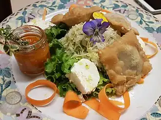 Tirtln mit Weißkohl, Ziegenfrischkäse und Aprikosenchutney