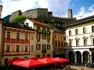Piazza Collegiata mit Blick auf die Burg