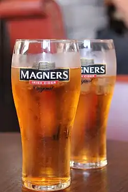 Zwei pints Magners Cider