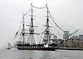 Die USS Constitution feuert einen Salut