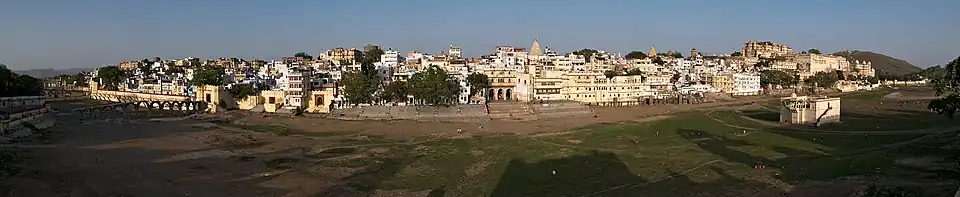 Panoramaaufnahme von Udaipur mit ausgetrocknetem Lake Pichola im Vordergrund (2005)