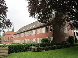 Blick vom Bee-Park aufs Amtsgericht; im Hintergrund die Klosterkirche