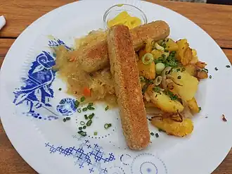Seltene Ausnahme - vegane Bratwürste mit Sauerkraut und  Bratkartoffeln