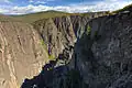 Die Schlucht ist so eng, dass selbst die Mittags-Sonne nicht zum Fluss vordringt