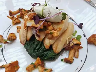 mit Eierschwämmli (Pfifferlingen) und Spinat