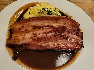 Geräuchertes Wammerl mit Bratensoße und Kartoffelsalat