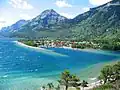 Die Ortschaft Waterton Park vom Prince of Wales Hotel aus, vorne der Middle Waterton Lake