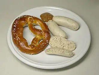 Weißwurst mit Breze und süßen Senf