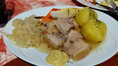 Wellfleisch mit Sauerkraut und Kloß