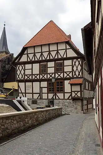 Schiefes Haus