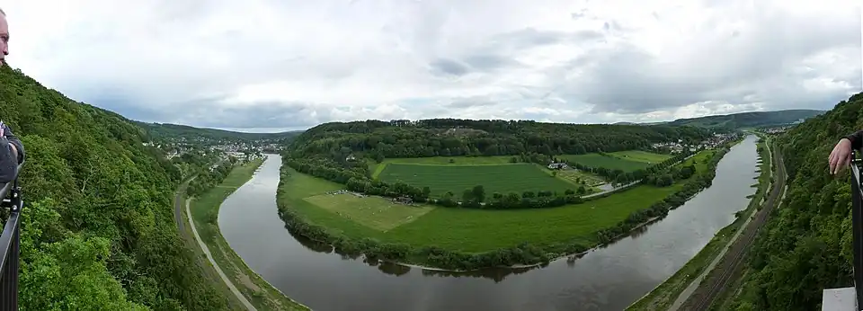 Panorama vom Weser-Skywalk auf den Hannoverschen Klippen in das Wesertal (links Bad Karlshafen).