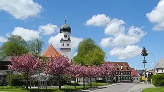 Westerheim - Kirche, Fachwerkhaus und Maibaum