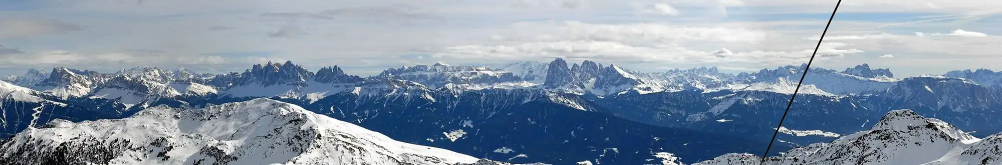 Gesamtpanorama Westliche Dolomiten im Winter (Ansicht von Westen):
von li.->re. (= N->S): li.:Peitlerkofel, Geislergruppe, mittig: Sellagruppe, Marmolata (Gletscher, etwas verdeckt), Langkofel, re.: Rosengarten, Latemar, Schlern