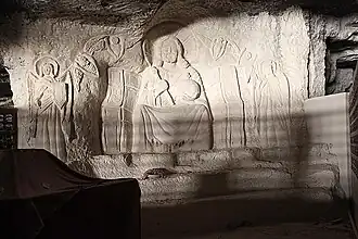 Modernes Christus-Relief in der Höhle