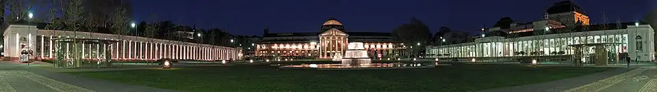 Bowling Green mit Kurhaus, davor die beiden Kaskadenbrunnen, links die Kurhaus-Kolonnaden und rechts die Theater-Kolonnaden