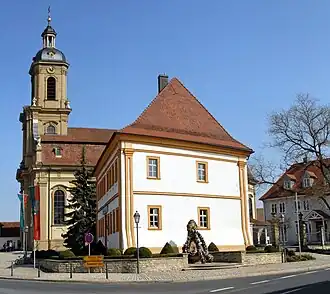 Pfarrkirche St. Mauritius und historisches Pfarrhaus