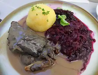 Wildhasenkeule mit Kloß und Blaukraut