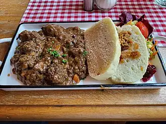 Wildschweingulasch mit Hefeknöfple