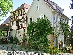Das romanische Wohnhaus gegenüber der Pfalzkapelle