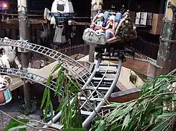 Die Achterbahnen Winja’s Fear und Winja’s Force im Wuze Town-Gebäude