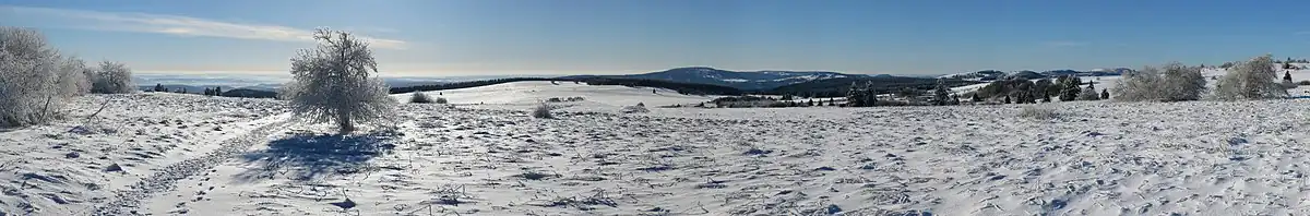 Ausblick nahe dem Ostgipfel des Heidelsteins nach Süden. Der dominierende Berg etwa in der Bildmitte ist der Kreuzberg.