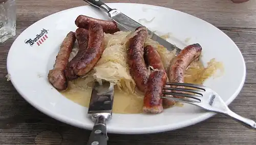 Bratwürste mit Sauerkraut in der Historischen Wurstkuchl in Regensburg
