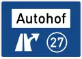 Ausfahrt zu einem Autohof